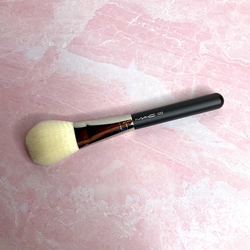 NEW MAC 135S Synthetic Large Flat Powder Brush